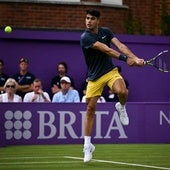 Carlos Alcaraz, durante un partido ante Francisco Cerúndolo en Queen's el año pasado.