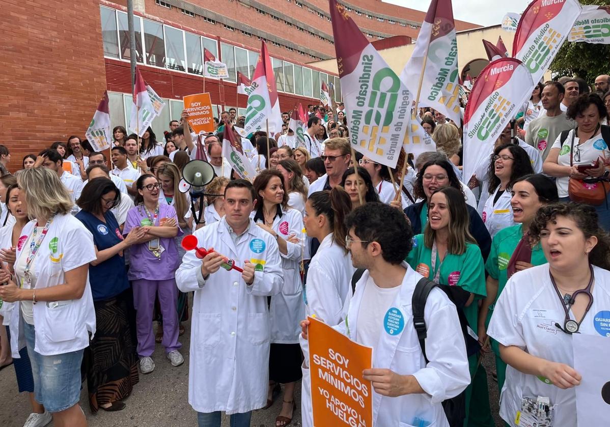 La protesta de los médicos, este viernes, en La Arrixaca.