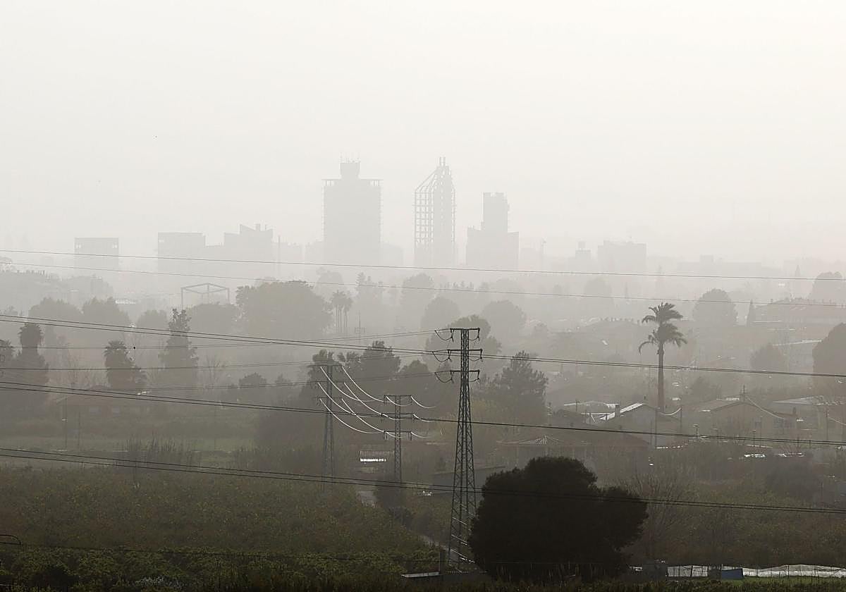 Polvo sahariano sobre la ciudad de Murcia, en una imagen de archivo.