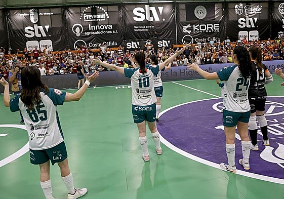 Las jugadoras del STV Roldán agradecen a la afición su apoyo tras finalizar el partido.