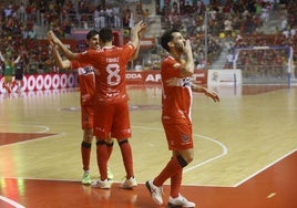 Waltinho dedica a la grada uno de sus goles, este sábado.
