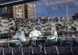 Aficionados viendo un partido desde el espacio Business.