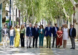 Parte del equipo de gobierno municipal del PP pasea por Alfonso X minutos antes del balance del primer año de mandato.