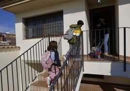 Tres menores regresan a uno de los centros de protección de la Comunidad tras acudir al colegio.