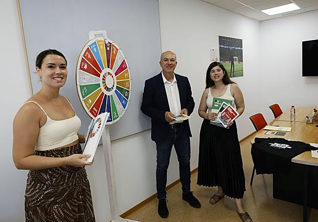 Clara y Paula, junto a Longinos Marín, vicerrector de UMU.
