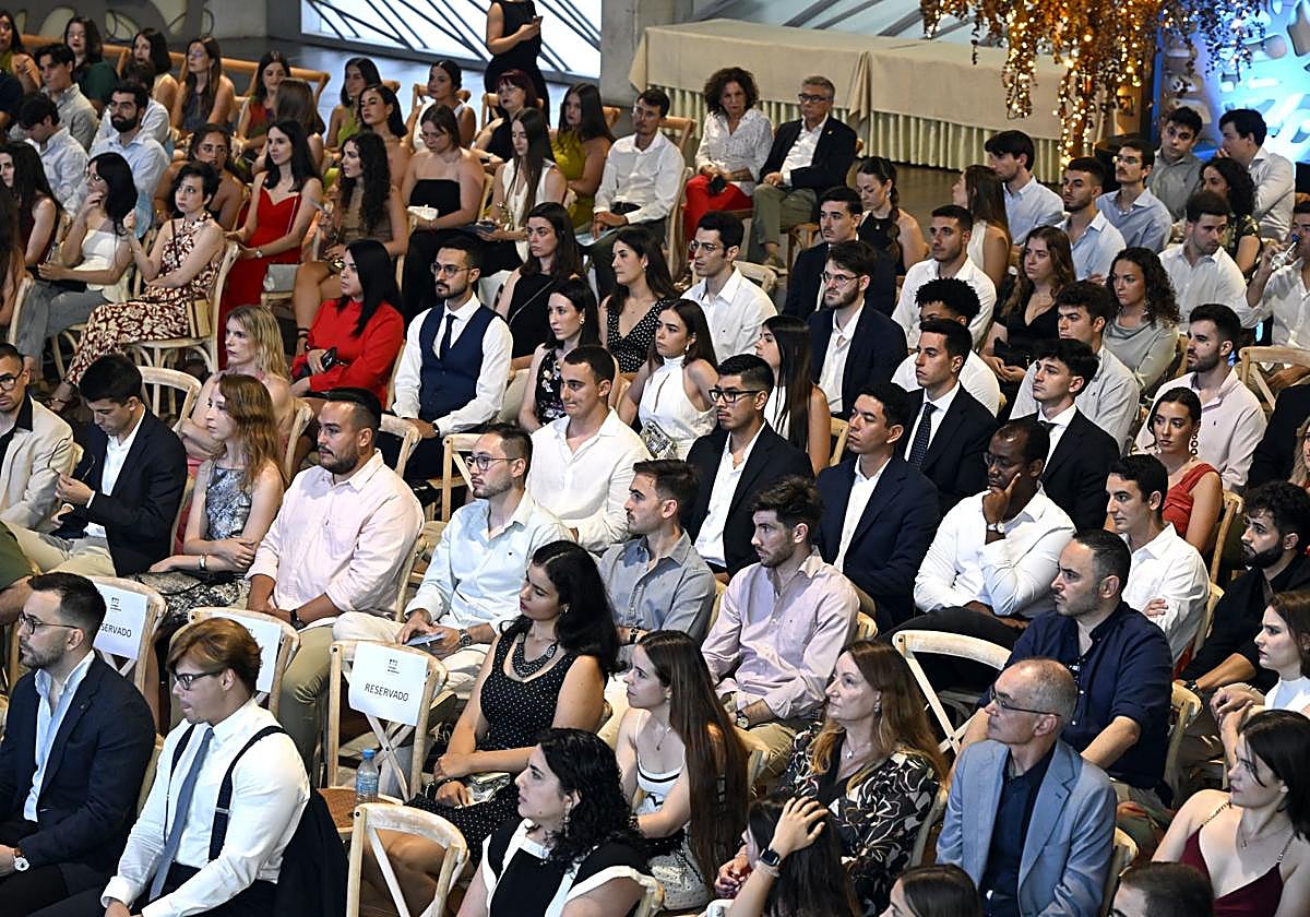 El Colegio de Médicos de la Región de Murcia recibe a los nuevos colegiados y entrega las becas y ayudas a jóvenes