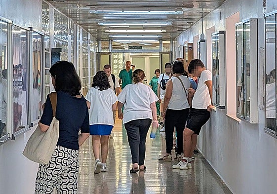 Familiares aguardan a las puertas de una de las unidades de preingreso en La Arrixaca, este jueves.