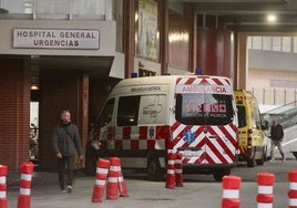 Ambulancias en la puerta del hospital Virgen de la Arrixaca de Murcia, en una imagen de archivo.