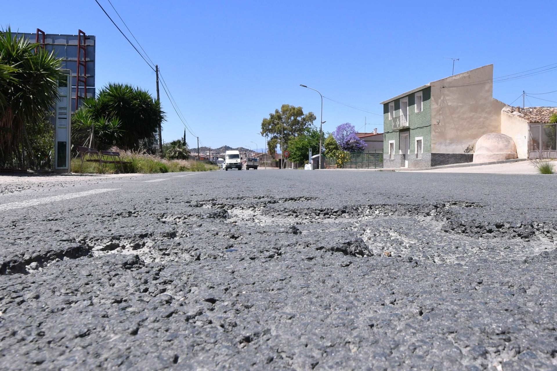 Grietas y baches en la carretera N-340 entre Murcia y Santomera