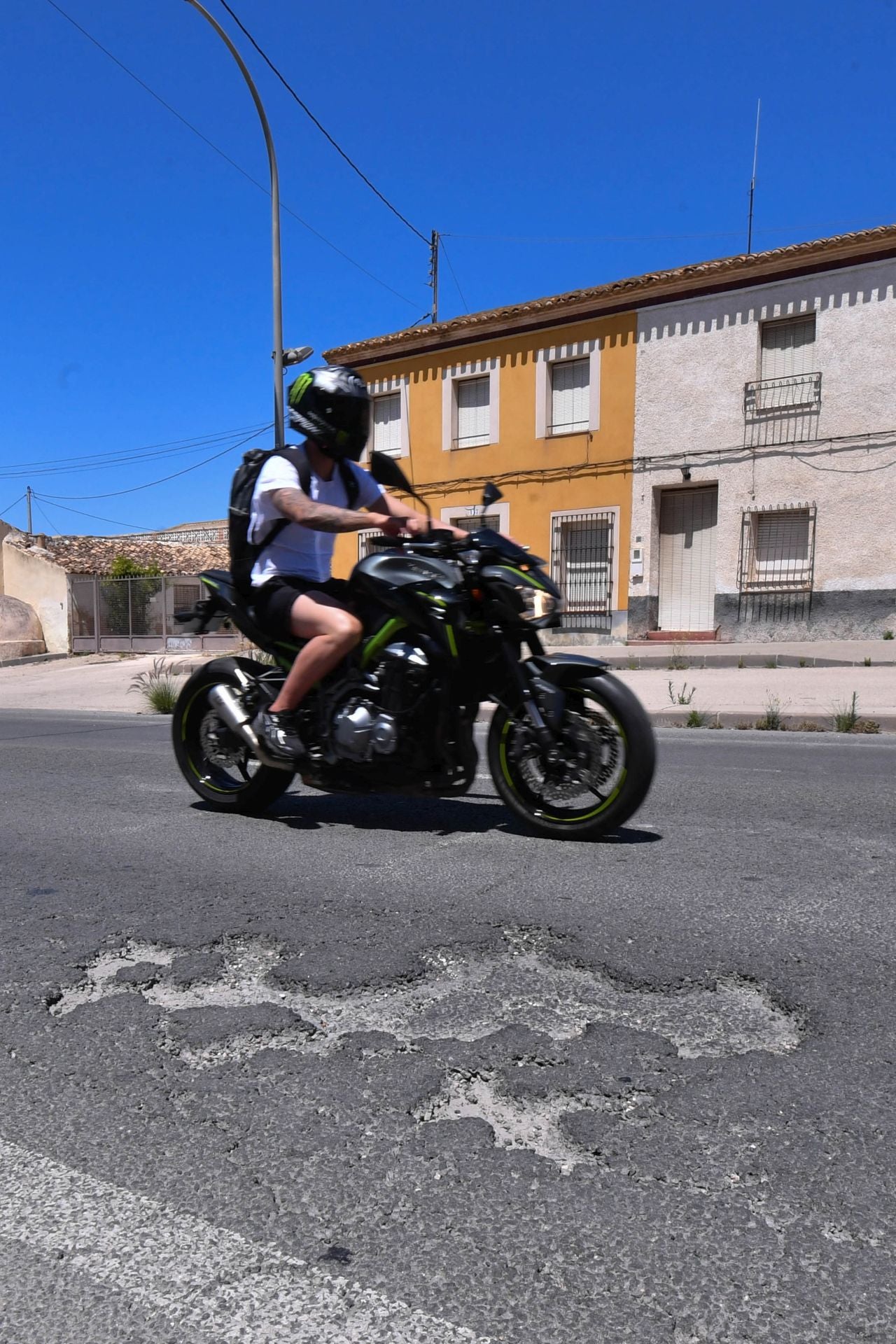 Grietas y baches en la carretera N-340 entre Murcia y Santomera