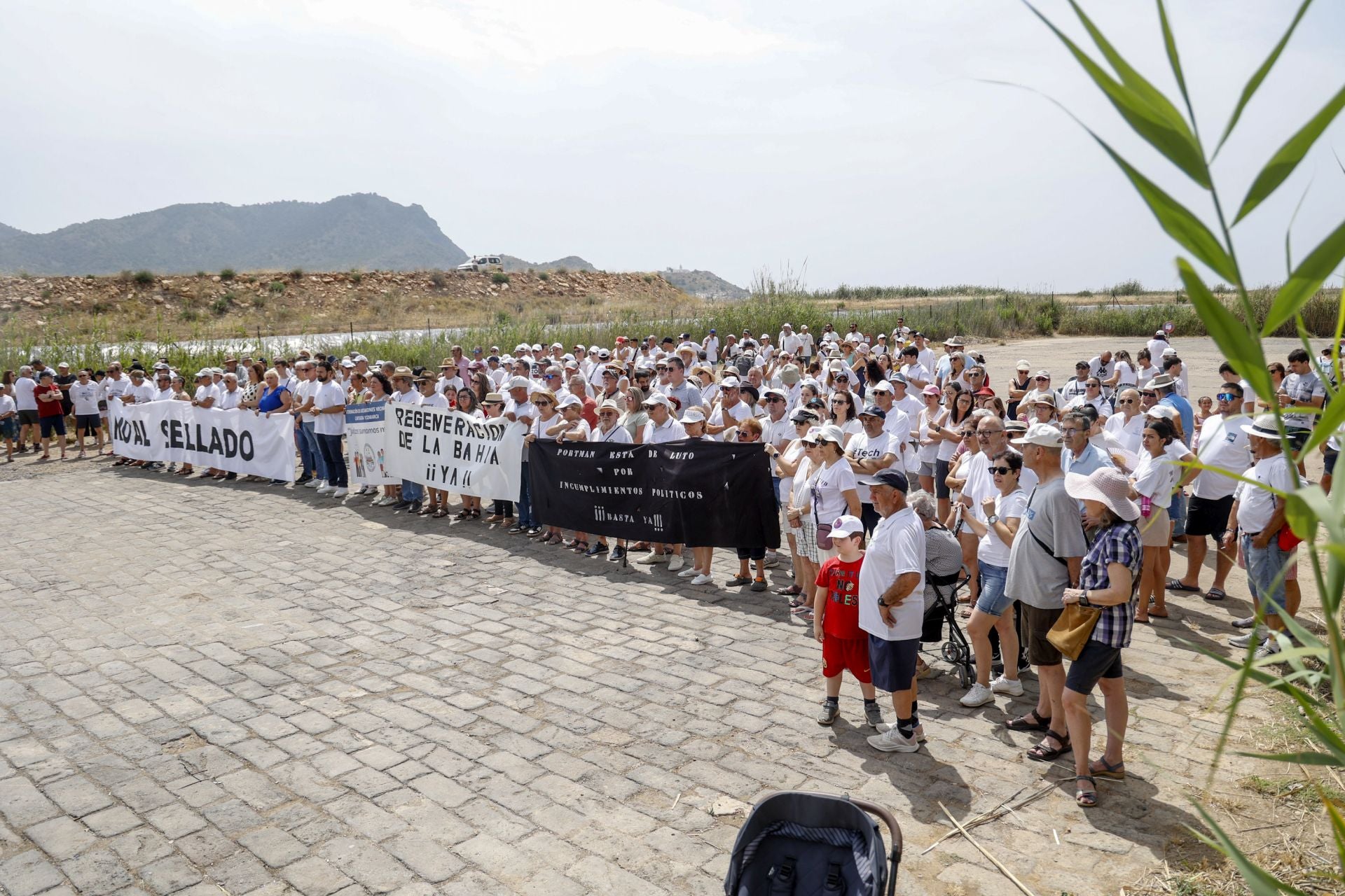 Protesta por la regeneración de la bahía de Portmán, en imágenes