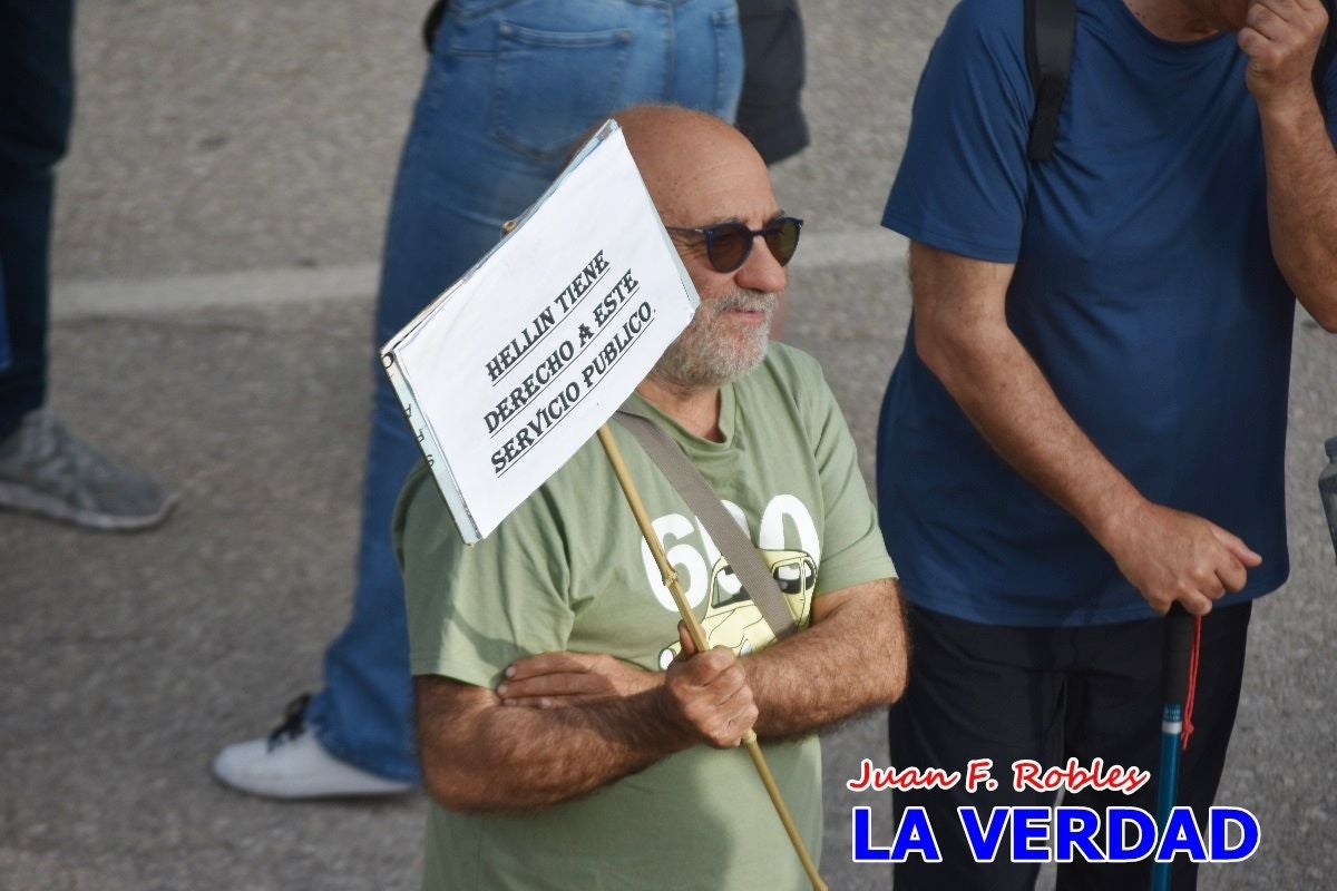 Imágenes de la marcha convocada por Plaza Nueva por la conexión ferroviaria con Albacete