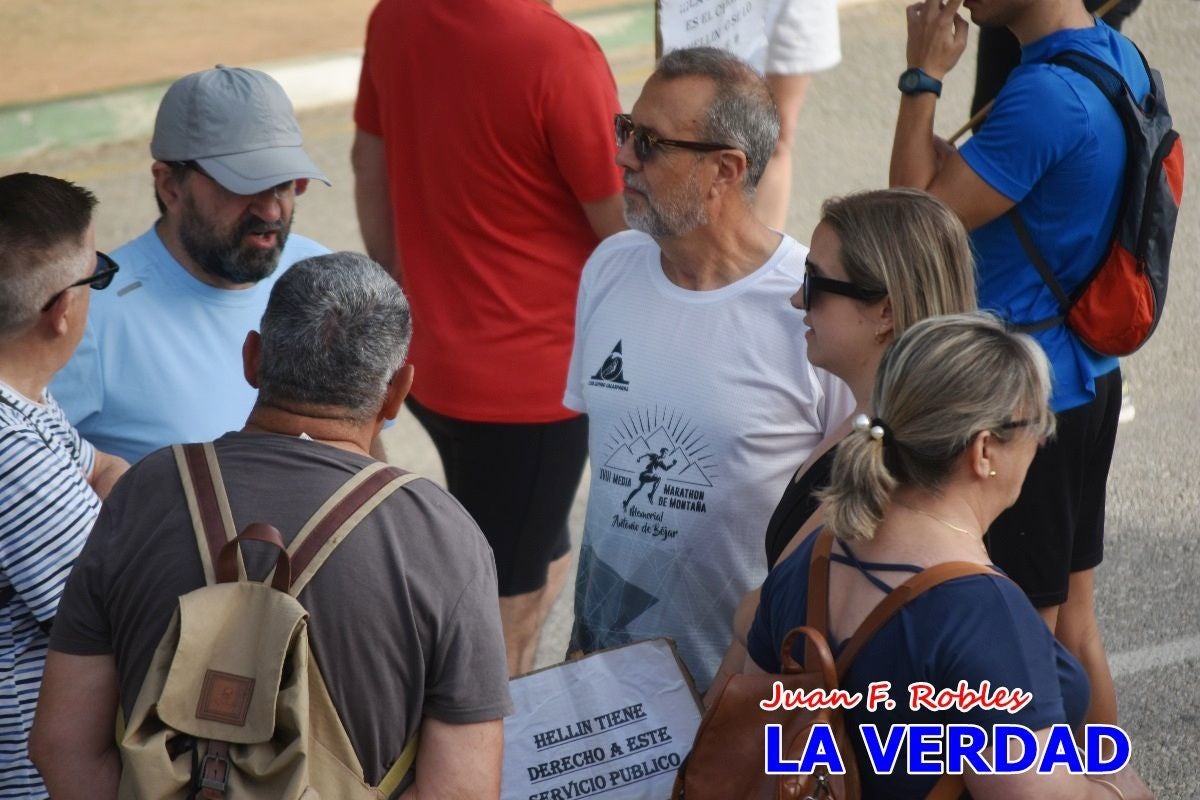 Imágenes de la marcha convocada por Plaza Nueva por la conexión ferroviaria con Albacete
