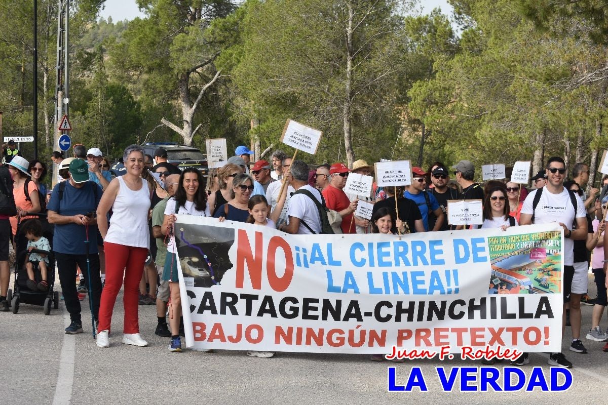 Imágenes de la marcha convocada por Plaza Nueva por la conexión ferroviaria con Albacete