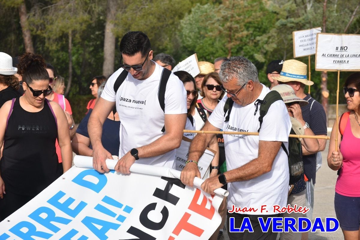 Imágenes de la marcha convocada por Plaza Nueva por la conexión ferroviaria con Albacete