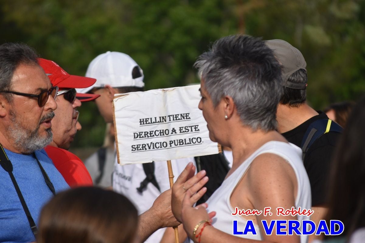 Imágenes de la marcha convocada por Plaza Nueva por la conexión ferroviaria con Albacete