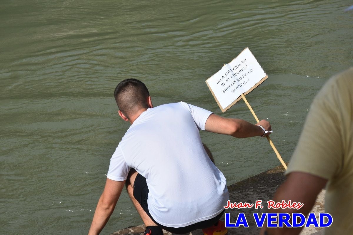 Imágenes de la marcha convocada por Plaza Nueva por la conexión ferroviaria con Albacete