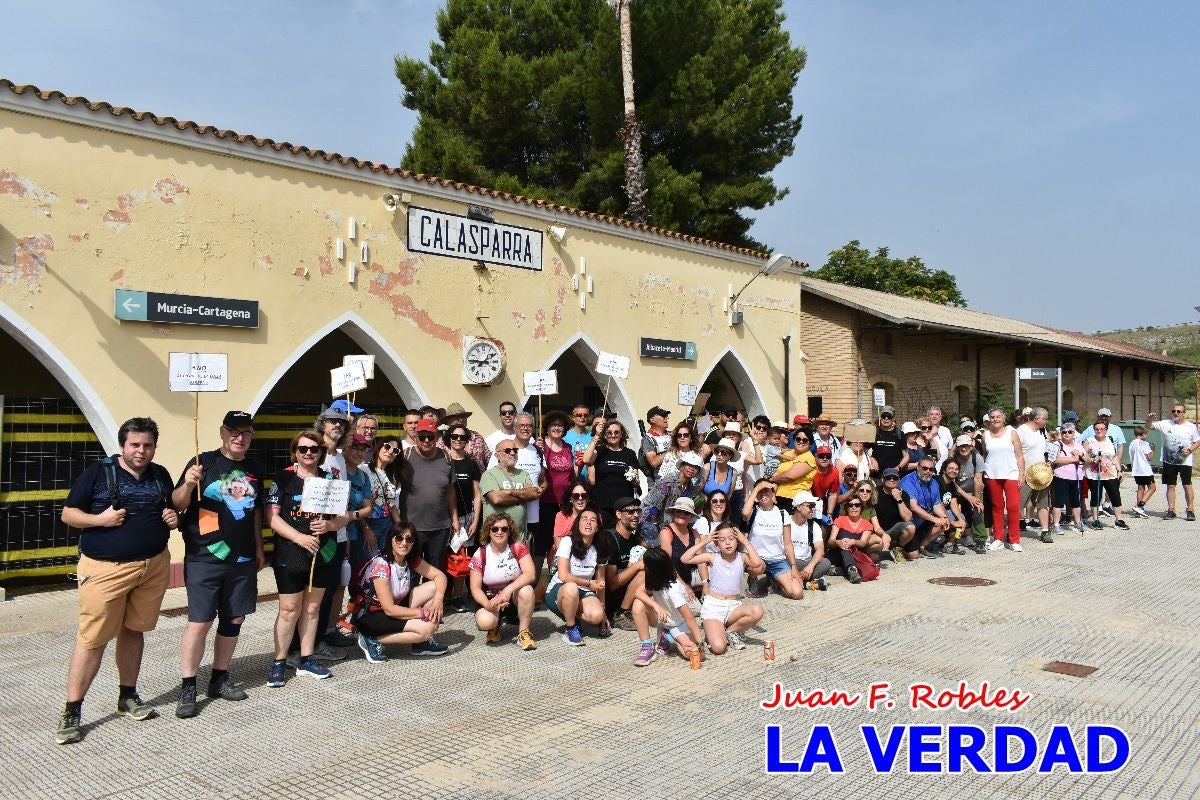 Imágenes de la marcha convocada por Plaza Nueva por la conexión ferroviaria con Albacete