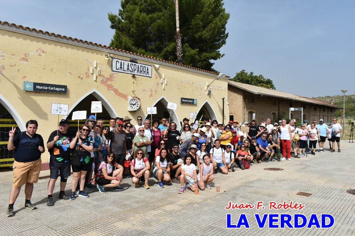 Imágenes de la marcha convocada por Plaza Nueva por la conexión ferroviaria con Albacete