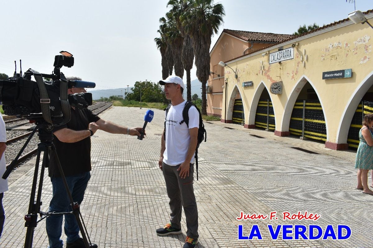 Imágenes de la marcha convocada por Plaza Nueva por la conexión ferroviaria con Albacete