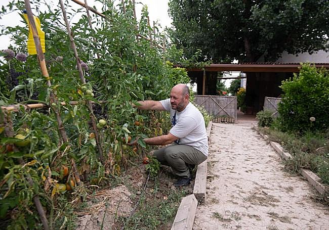 La Huerta Mágica. Paco Orenes prepara las instalaciones que se convertirán en escuela de verano en pleno contacto con la naturaleza, en la pedanía de Aljucer.