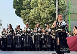 La alcaldesa, Patricia Fernández, segunda por la derecha en una fila de la Orden de San Juan de Jerusalén.