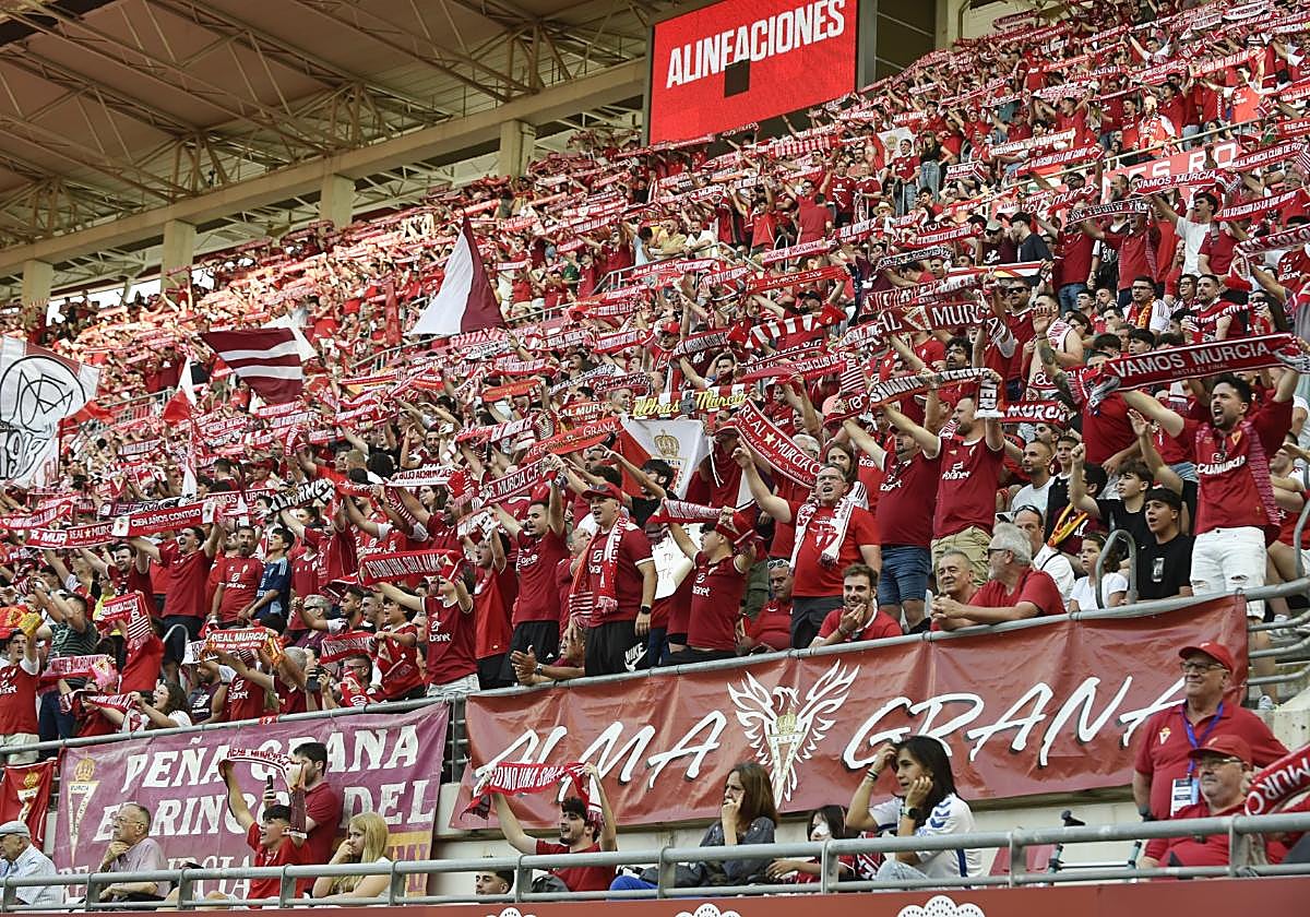 La afición del Real Murcia anima en el Enrique Roca en el partido ante el Nàstic.