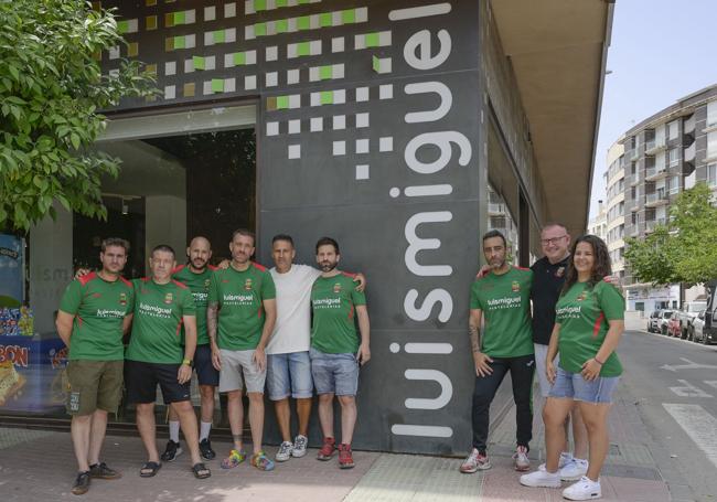 Miembros del equipo de veteranos de Santiago y Zaraíche, ayer en el barrio.