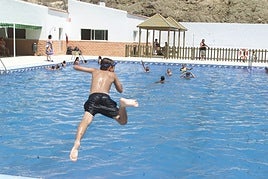 Imagen de archivo de la piscina de Ricote.