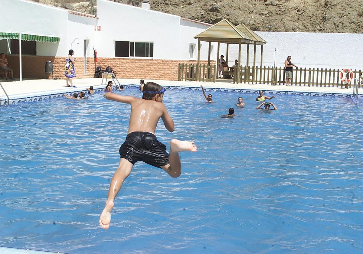 Imagen de archivo de la piscina de Ricote.