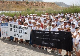 Protesta de los vecinos por la regeneración de la bahía de Portmán, este domingo.