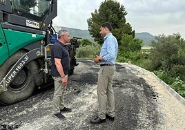 El director general del Agua, José Sandoval, y el alcalde del Moratalla, Juan Soria, en la visita a las actuaciones de renovación del camino rural.