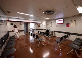 Una de las salas de espera del Policlínico de La Arrixaca, el pasado viernes, vacía tras la anulación de las consultas médicas por la huelga.