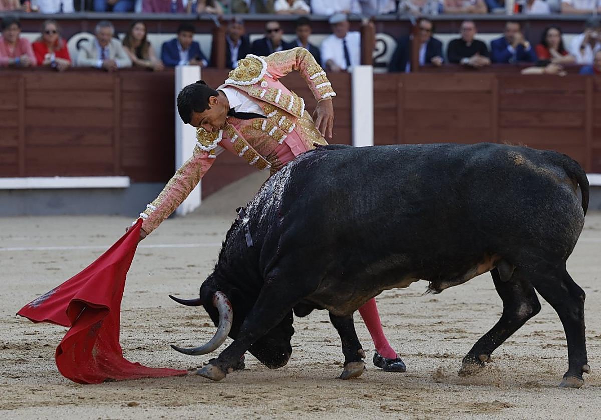 Paco Ureña, durante la lidia de su primer toro, ayer en la plaza Las Ventas.