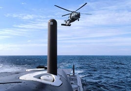 Un helicóptero de la Armada se sitúa sobre la popa del S-81 'Isaac Peral' en una reciente navegación.