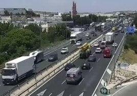 Retenciones en la A-30, a la altura del campus de Espinardo, este martes a las 14.46 horas.
