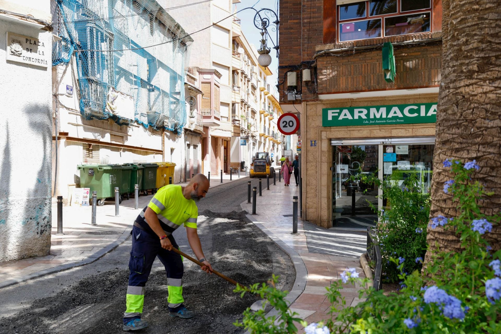 Avance de la zona de bajas emisiones en la calle Alfonso X de Lorca, en imágenes