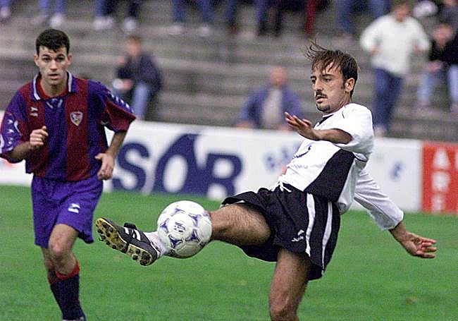 Calidad a raudales. Brau padre, en un partido con el Cartagonova FC frente al Alzira, en diciembre de 1999.