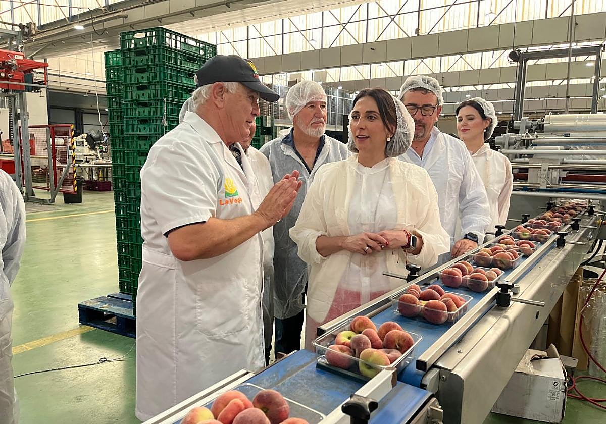 La consejera durante la visita a la cooperativa La Vega de Cieza, ayer.