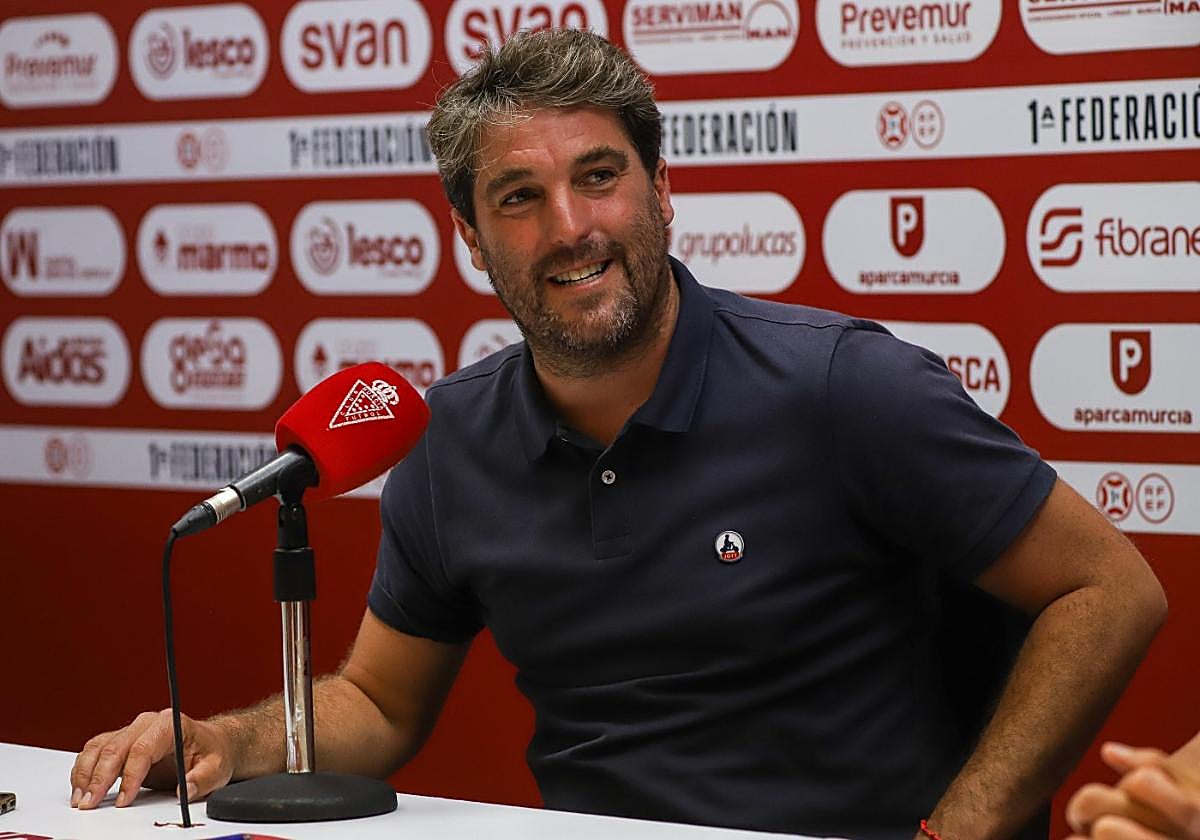 Asier Goiria, director deportivodel Real Murcia, durante unarueda de prensa.