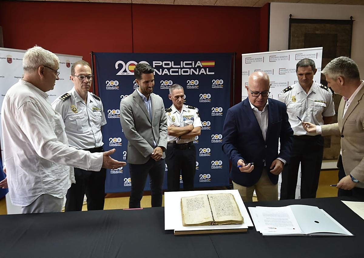 Imagen secundaria 1 - Agentes especializados de la Región recuperan dos códices manuscritos de alto valor histórico