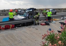 Trabajos de excarcelación de uno de los heridos, que quedó atrapado dentro de su vehículo.