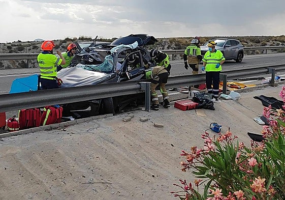 Trabajos de excarcelación de uno de los heridos, que quedó atrapado dentro de su vehículo.