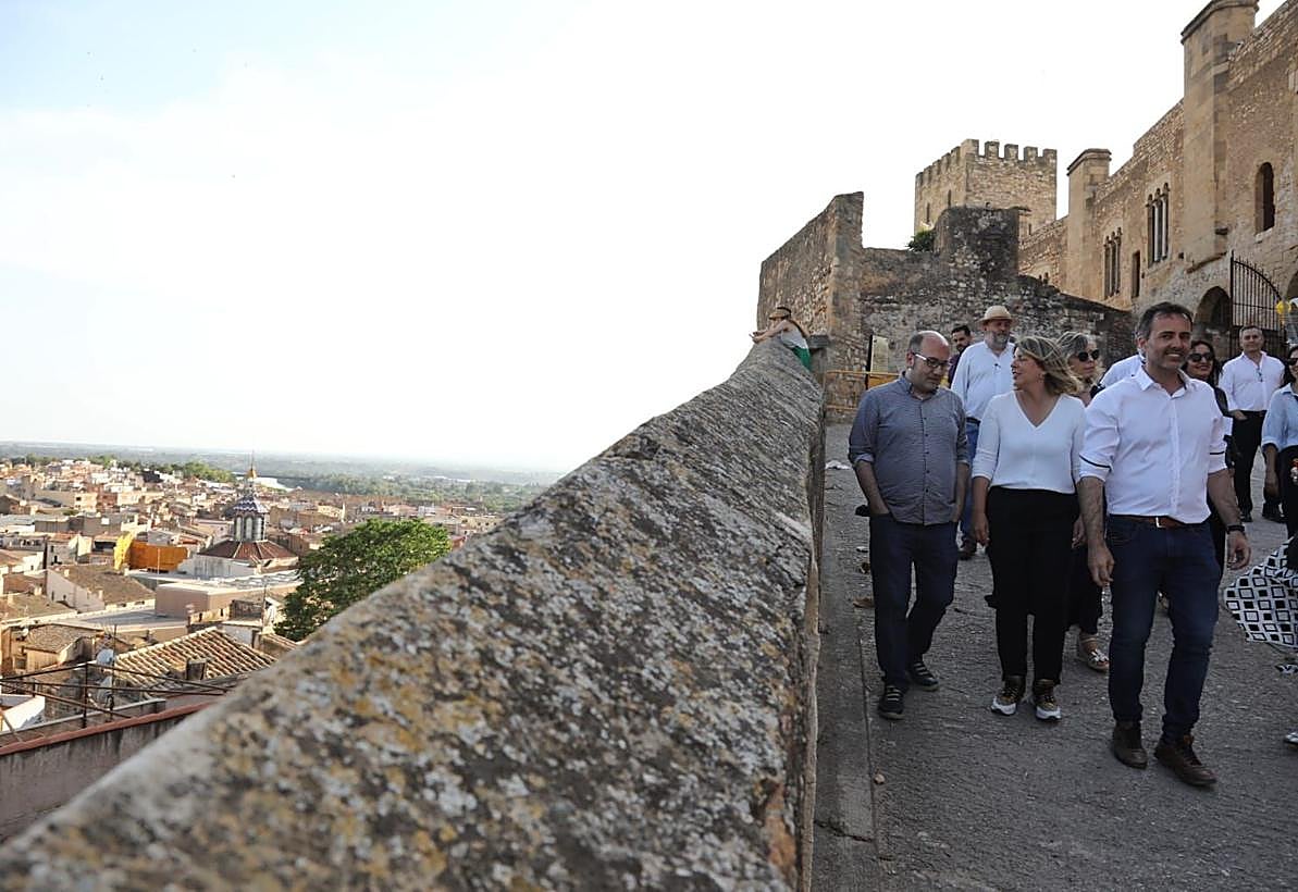 La alcaldesa de Cartagena, Noelia Arroyo, durante su visita al castillo de Tortosa, junto a representantes de otras ciudades fortificadas de España.
