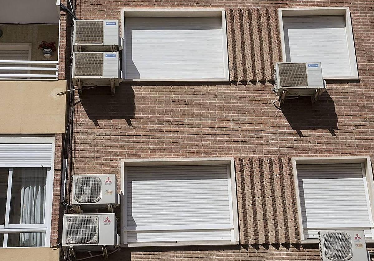 Aparatos de aire acondicionado en una fachada, en una foto de archivo.