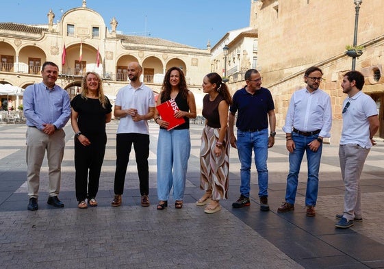 Casalduero (c) junto con concejales y miembros de la ejecutiva de su partido.