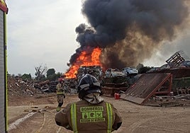 Los bomberos trabajando en el incendio del desguace de Molina.
