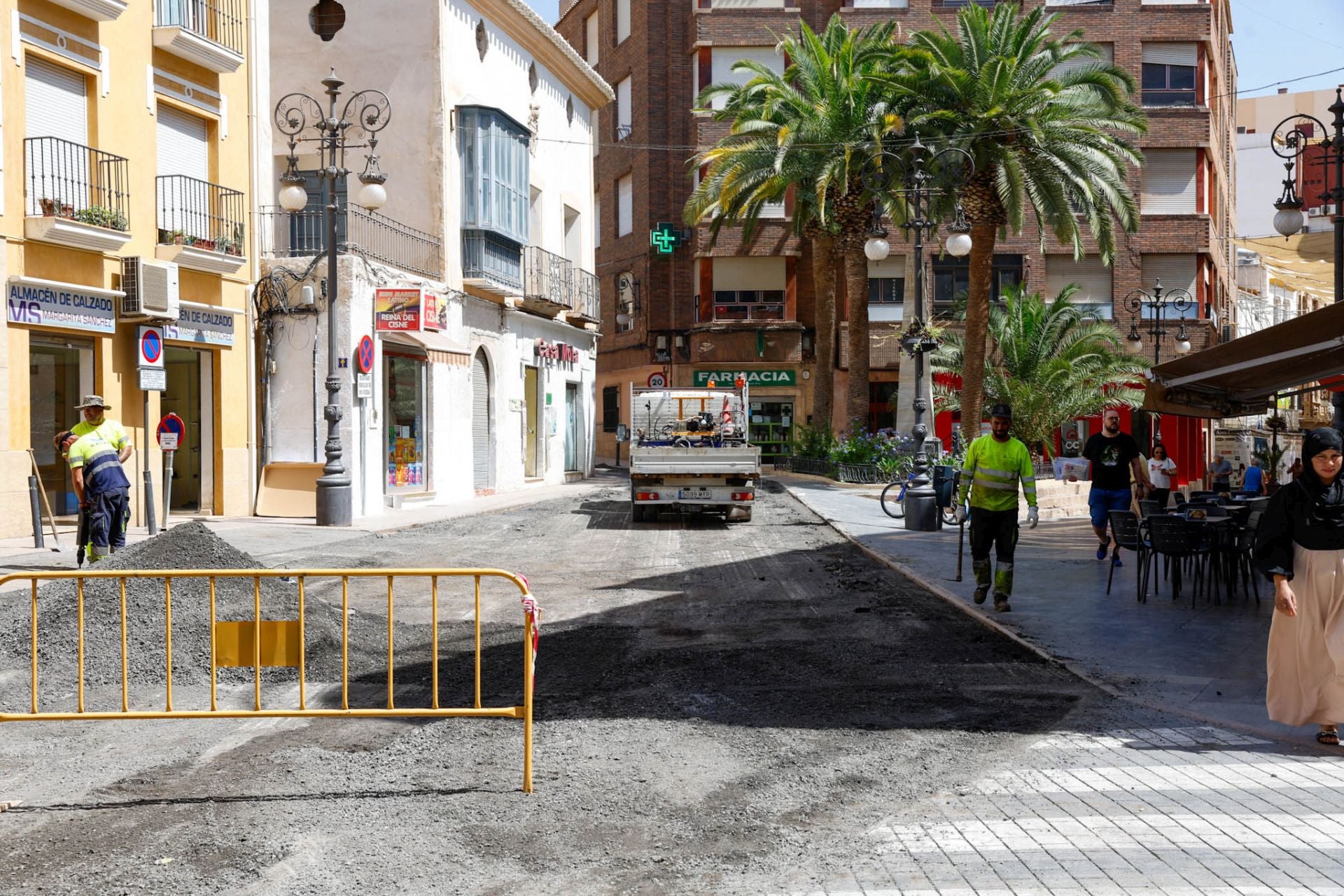 Avance de la zona de bajas emisiones en la calle Alfonso X de Lorca, en imágenes