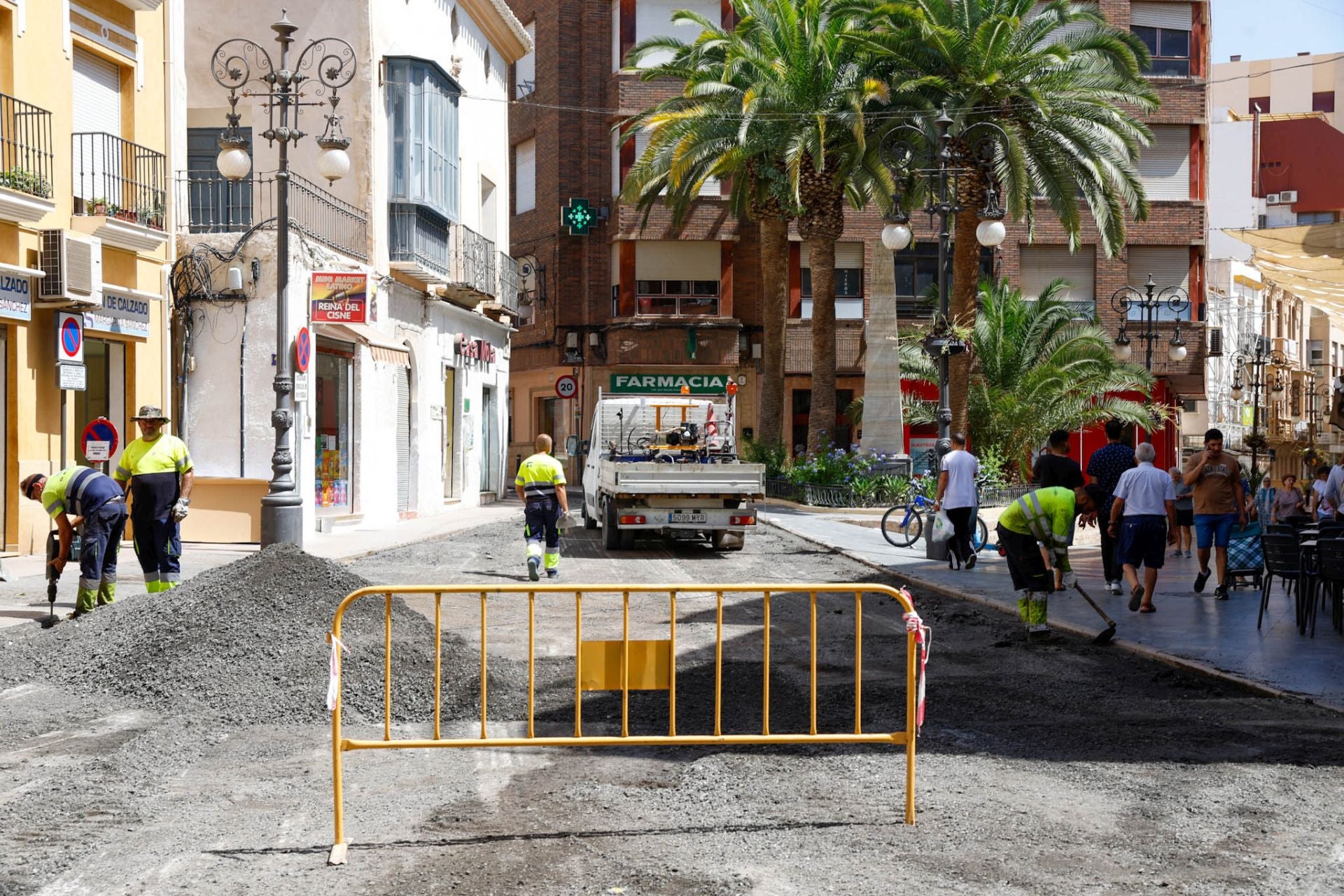 Avance de la zona de bajas emisiones en la calle Alfonso X de Lorca, en imágenes