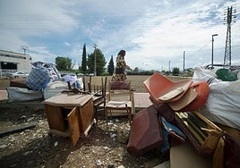 Escombros y basuras en una calle de Murcia, en una imagen de archivo.